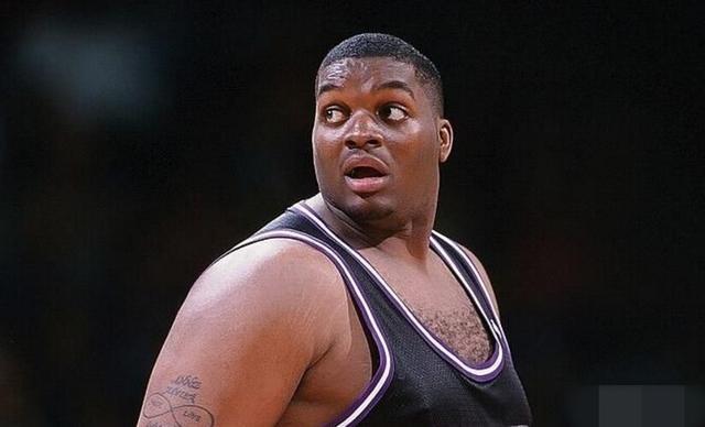 他是NBA史上最胖球員！身高2米06卻摸不到籃筐，還被 Barkley嘲諷！