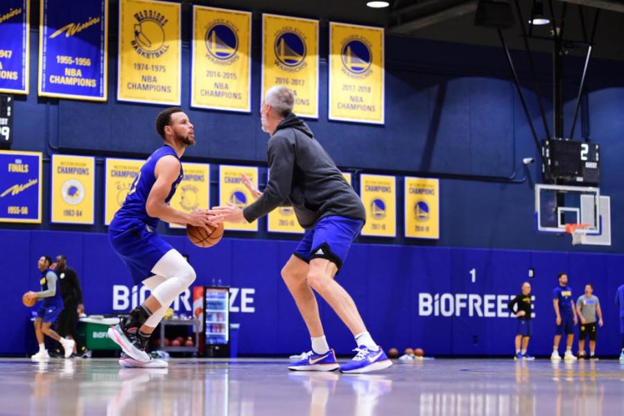 Curry的投籃訓練師透露：每年Curry都要完成7萬次投籃，要訓練任何情況下的投籃！