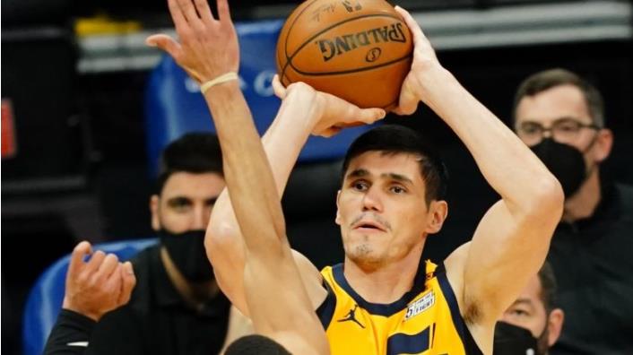 屬實大心臟！Ilyasova手起刀落命中45度壓哨三分