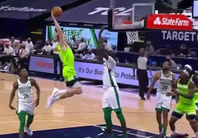 白人也能飛！Layman隔扣綠軍2米26高中鋒Tacko Fall！