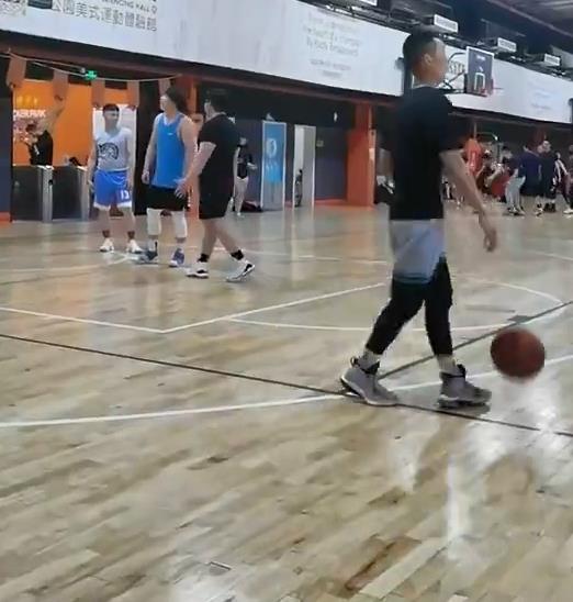 難怪麻吉那麼喜歡打球，這場面誰不迷糊啊。。。