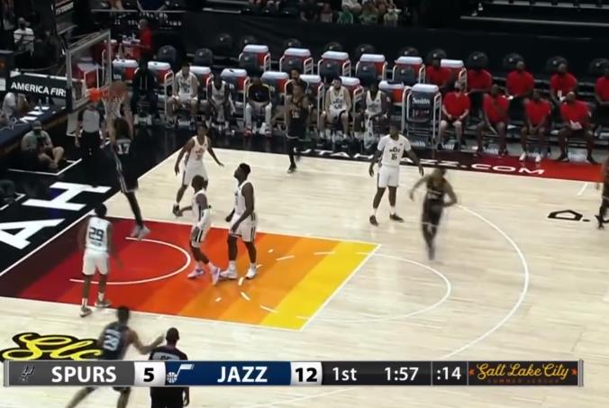 Labissiere內線接隊友助攻後者直接雙手灌籃！