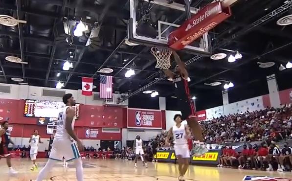 天賦展現！Brown接隊友傳球後上演空接灌籃！