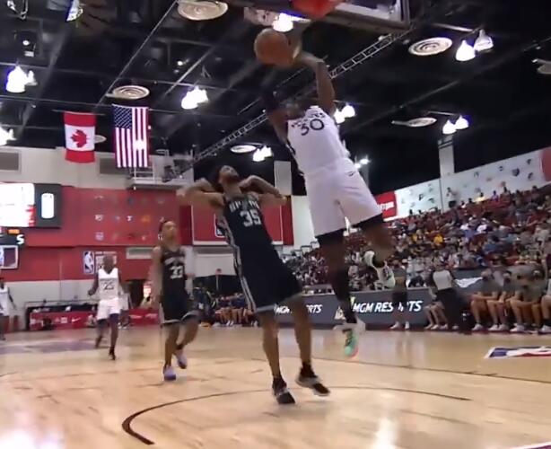 08.10夏季聯賽速遞：Nathan Knight完成抄截，一條龍反擊到前場，飛身暴扣得手！