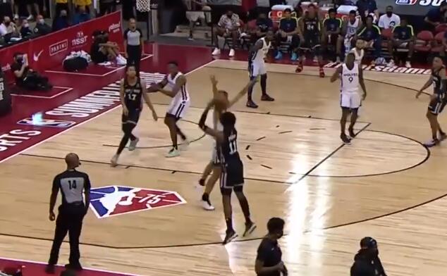 08.10夏季聯賽速遞：Tre Jones找到空位的普里莫，後者接球抬手三分命中！