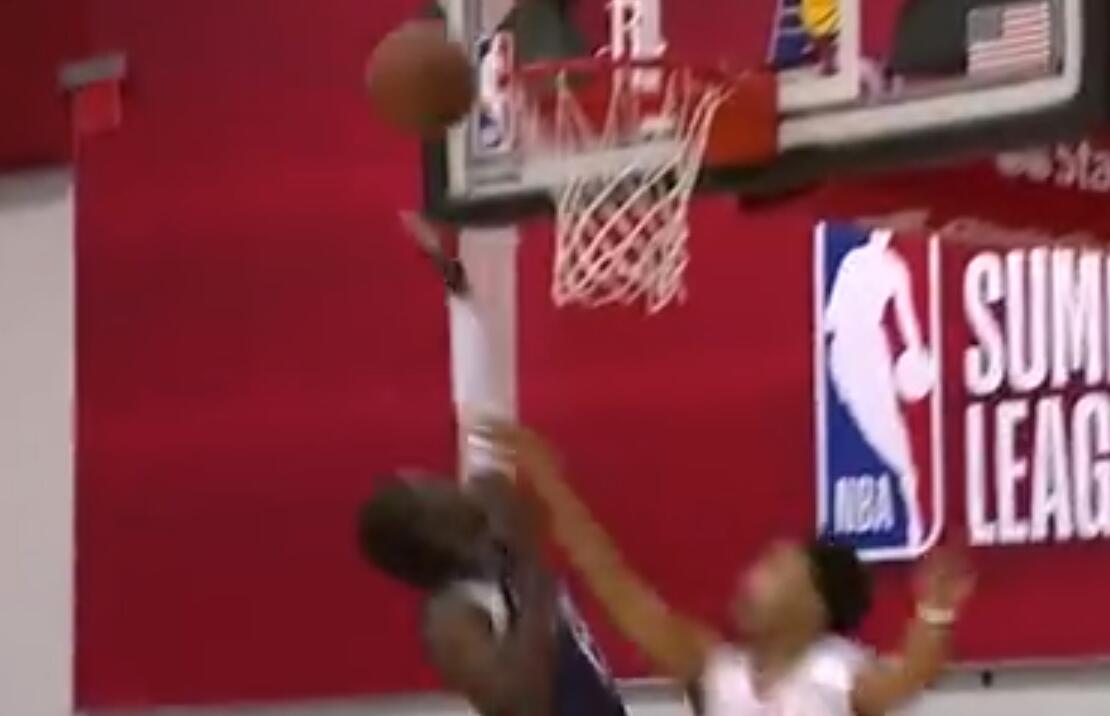 08.10夏季聯賽速遞：Kira Lewis Jr.縱身抄截順勢殺入籃下，迎著對抗滯空出手打進！