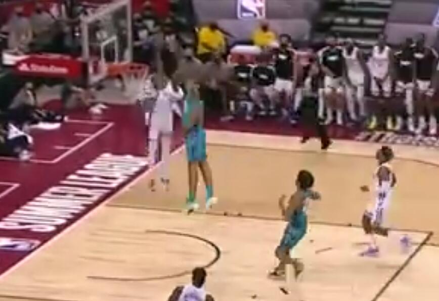 08.10夏季聯賽速遞：國王隊封蓋對手之後發動反擊，Louis King一馬當先單手暴力灌籃得手