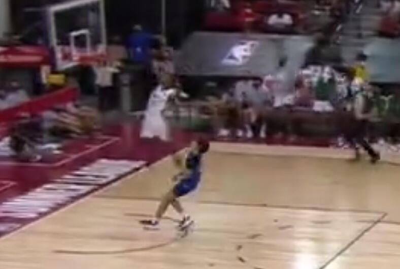 08.10夏季聯賽速遞：快艇投籃不中，Theo Pinson一個長甩給到前場的Brandon Randolph助其單臂暴扣！