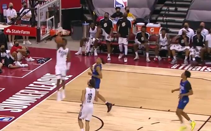 08.11夏季聯賽速遞：拓荒者反擊，Kobi Simmons順勢快下一條龍戰斧灌籃得手！