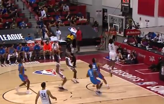 08.12夏季聯賽速遞：鵜鶘空中攔截對手後，隊友馬上發動反擊，Lewis空接灌籃得手！