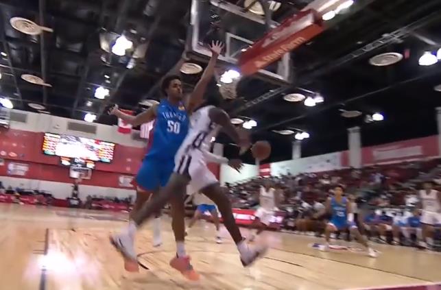 08.12夏季聯賽速遞：絕處逢生！Lewis突破籃下被逼至死角，隨後看到跟進的隊友送出助攻！