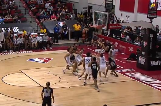 08.13夏季聯賽速遞：Tre Jones先是籃下高難度打進，隨後又線上抄截直接殺死比賽！