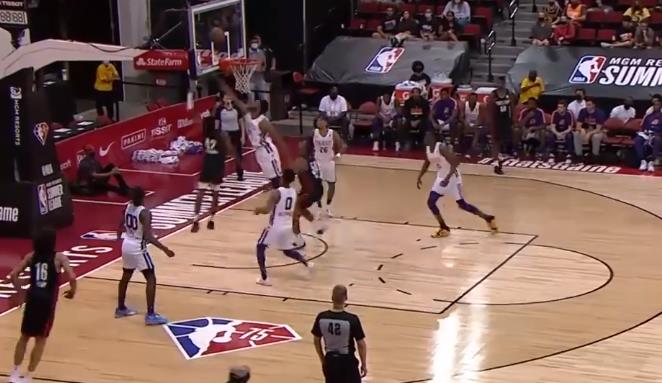 08.15夏季聯賽速遞：Kobi Simmons運球突破，空中一個假動作之後上籃得分！