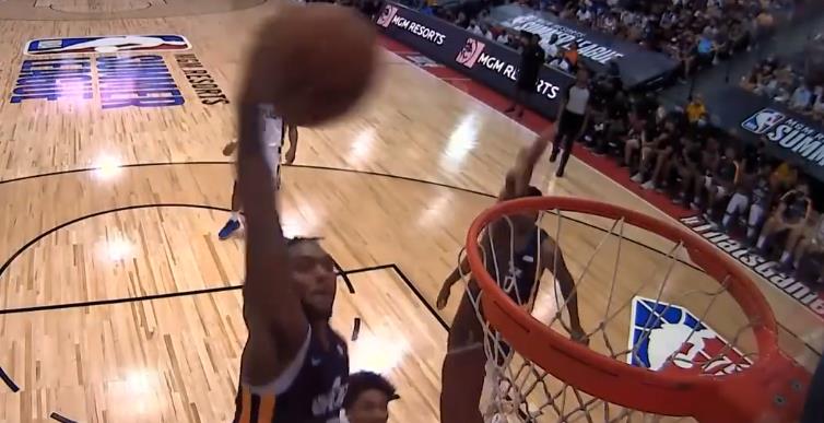 08.16夏季聯賽速遞：Forrest藉助掩護之後大步殺入籃下，隨即完成隔人暴扣！