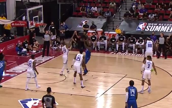 08.16夏季聯賽速遞：Omoruy籃下背打，轉身後頂著防守強起將球打進，並造成對手犯規！