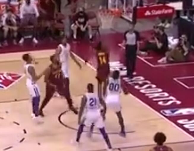 08.17夏季聯賽速遞：天下武功，唯快不破！Jaylen Hands殺向籃筐輕松完成小拉桿將球打進！