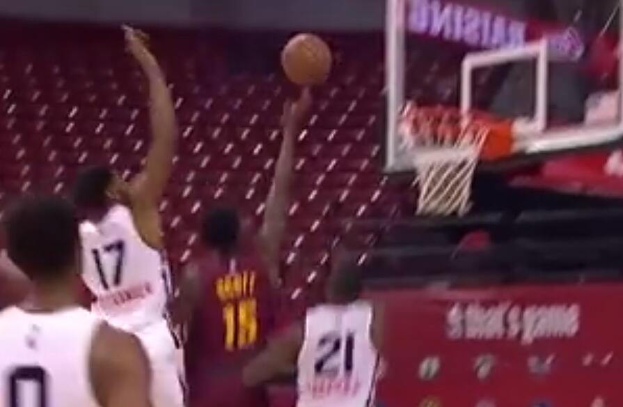 08.17夏季聯賽速遞：斯科特意圖直接攻擊籃筐，及時回防的Kyle Alexander看準時機送上單掌火鍋，果斷將其拒絕！