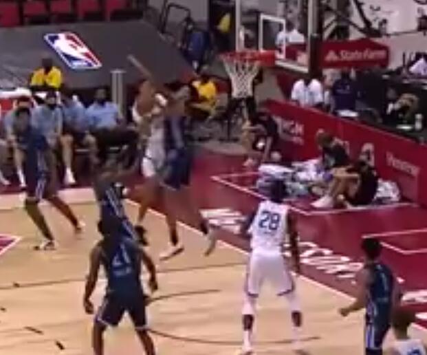 08.17夏季聯賽速遞：Brandon Boston手感發燙，先是攻擊籃筐上籃得手，隨後回頭望月上籃2+1打進！