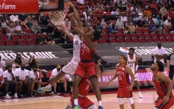 08.18夏季聯賽速遞：隊友三分不中，Greg Brown更高躍起將球灌進籃筐！