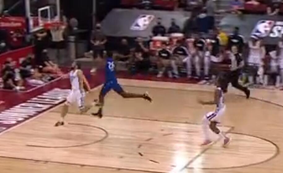 【2021年夏聯十佳球】Tre Jones致勝高難度上籃殺死比賽，McDaniels大心臟關鍵三分拖到延長賽！