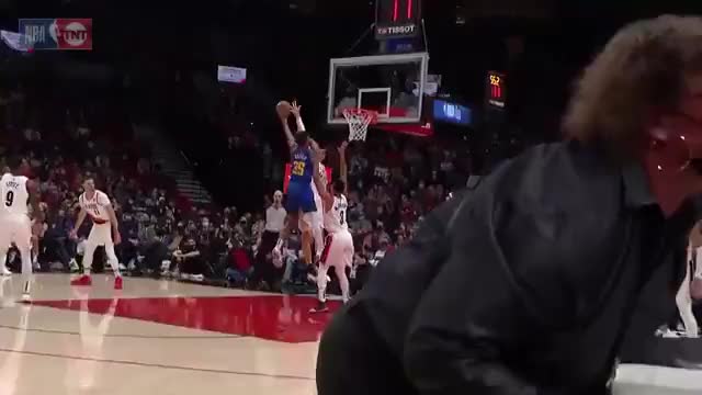 11.24賽場速遞：Dozier空中對抗落地左膝負角度嚴重扭傷，場面非常恐怖！