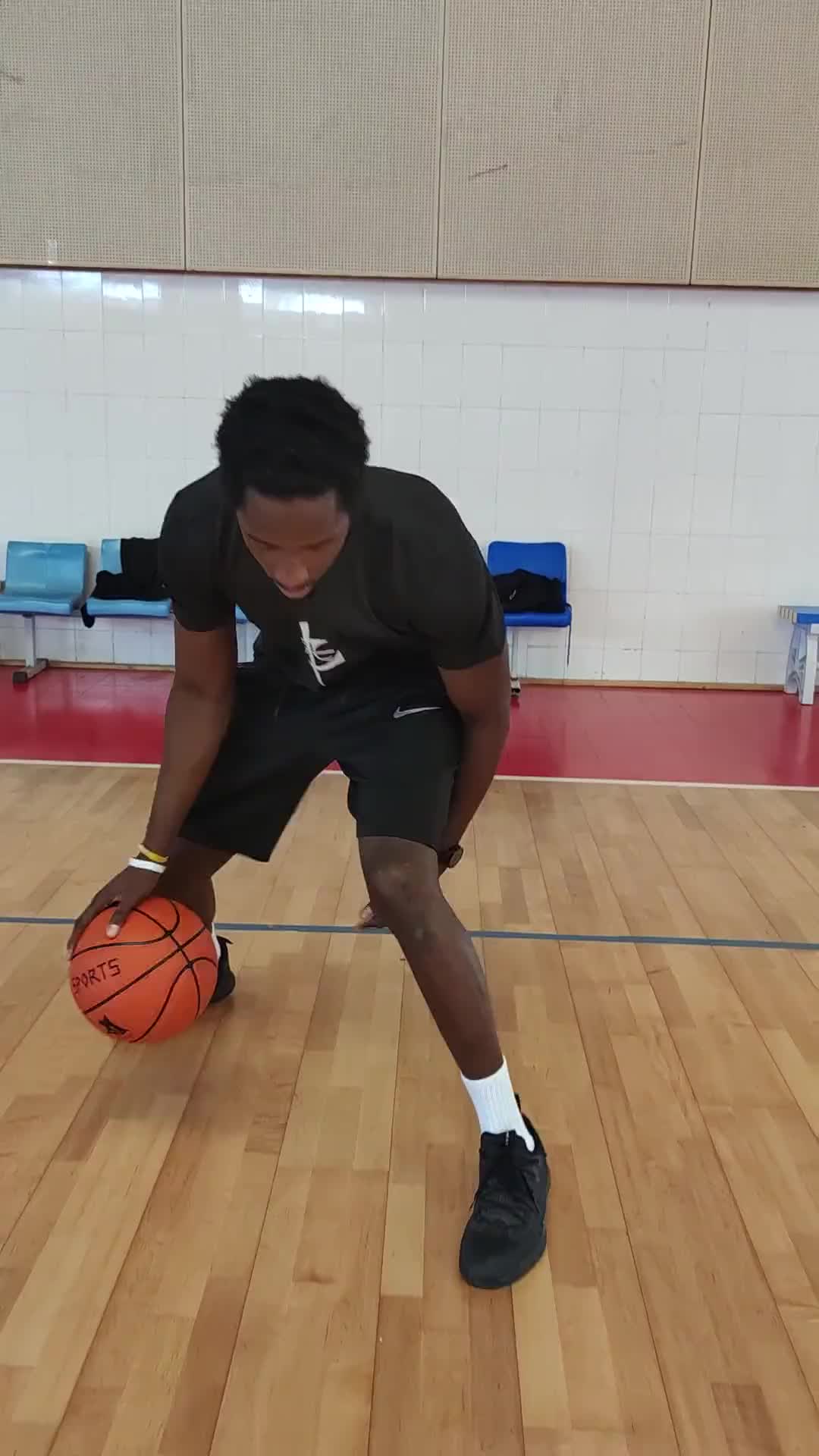 胯下運球手太小，控不住球怎麼辦？一招教會你