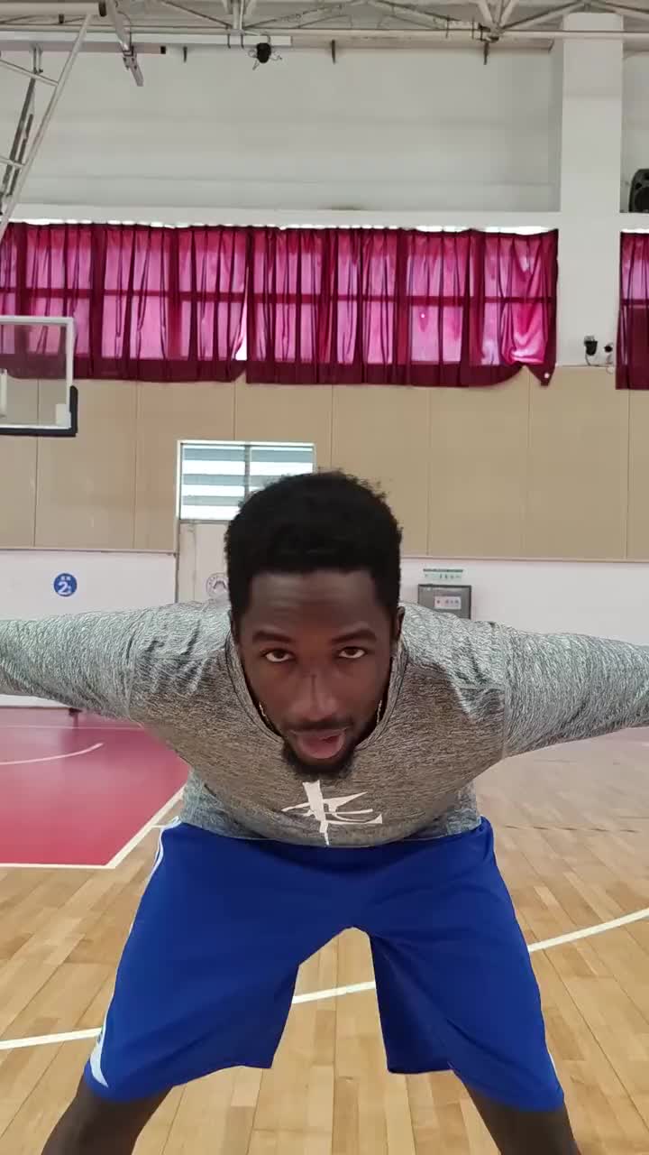 打籃球的姿勢，這個姿勢很重要，是一切的基礎。