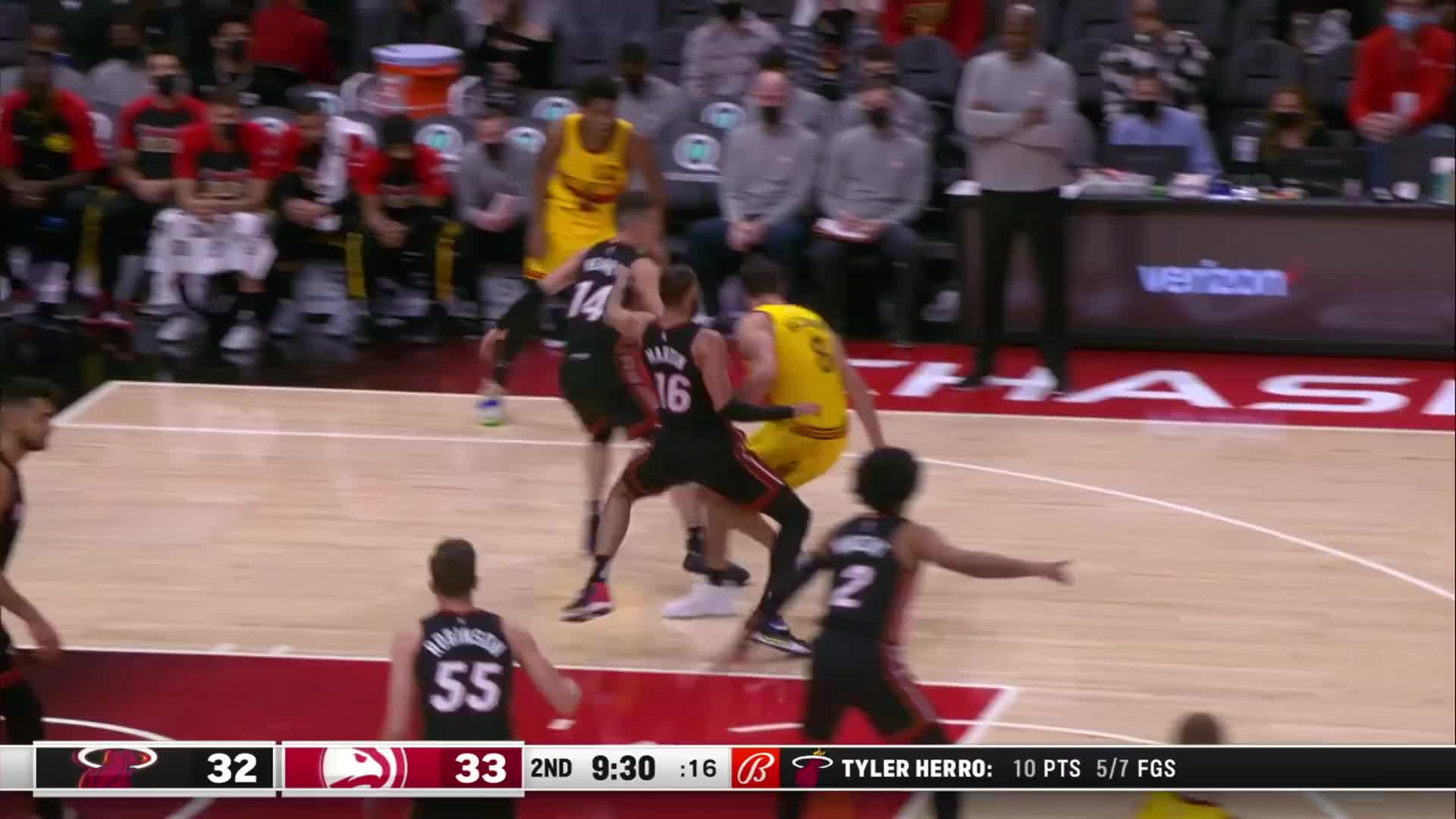 1.13賽場速遞：Hunter空切進入籃下，Yurtseven及時補位，靈魂巨掌送前者大火鍋！