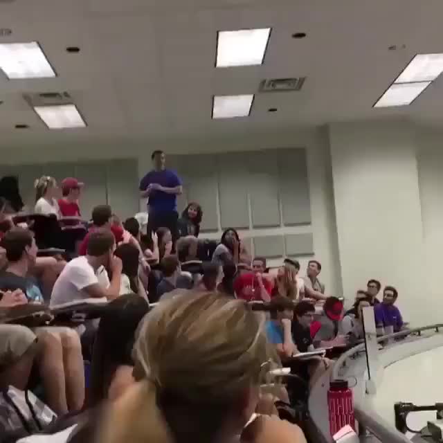 就是扔一個廢紙團，這歡呼聲不輸NBA絕殺球啊