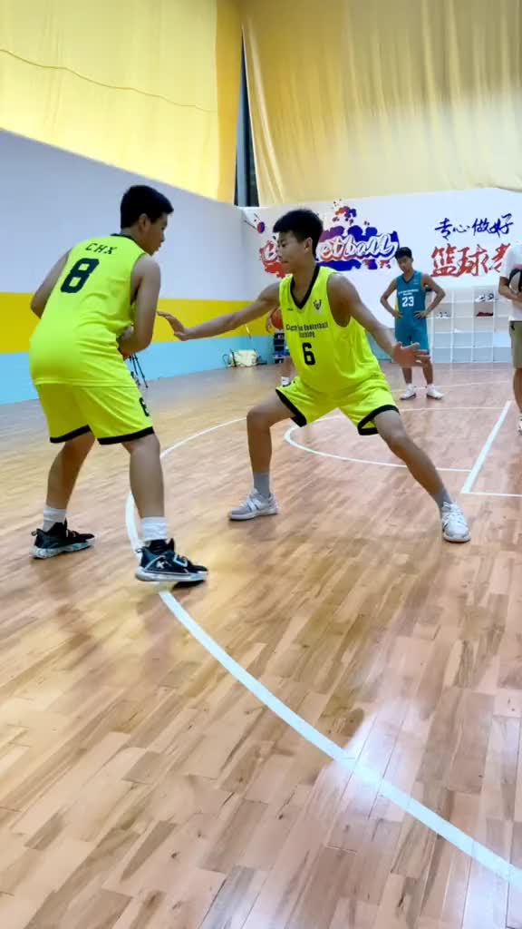 外側腳先著地，分腿製造空間，球放在體側，製造對抗打進