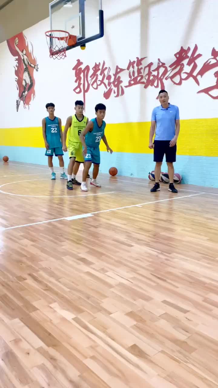 實戰千變萬化得會閱讀防守，掌握本課一個細節腳蹬地反彈到異側