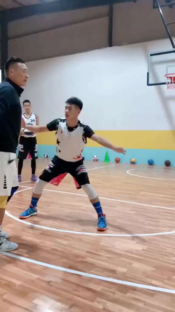 籃球傳球假動作教學：假動作是建立在基本功扎實的基礎之上的