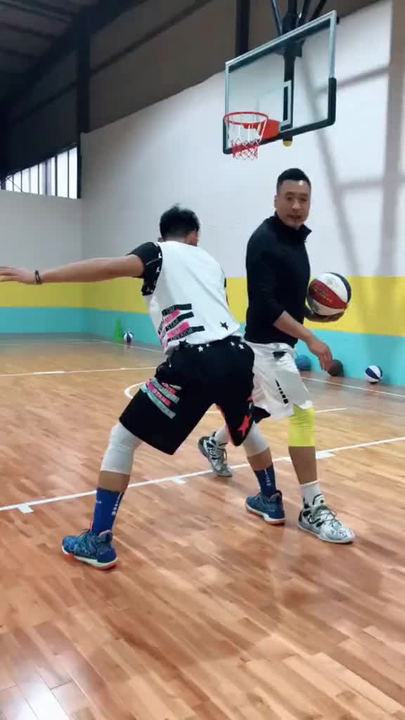 突破時通過運球和調整，搶第一步，只要搶到第一步了，就佔據主動