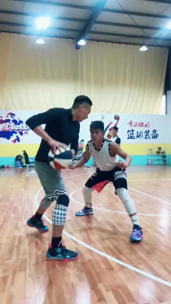 遇到貼身緊逼防守如何破？