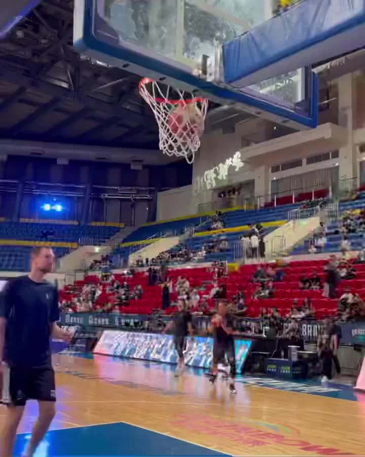 40歲的野獸自拋自扣，可惜球沒接好！