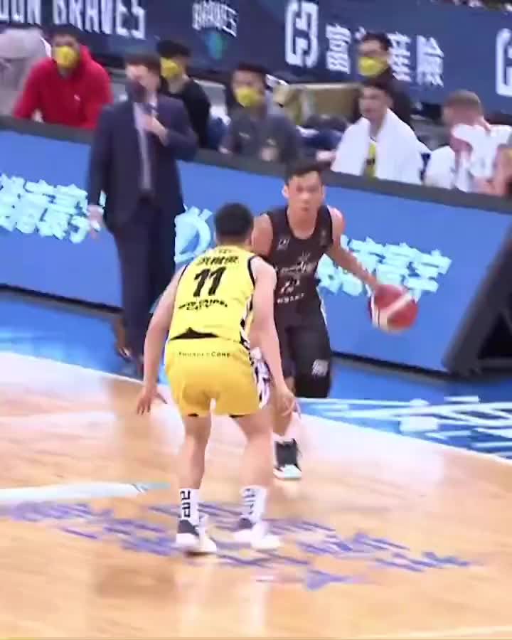 野獸直接兩個體前變向晃過防守人！