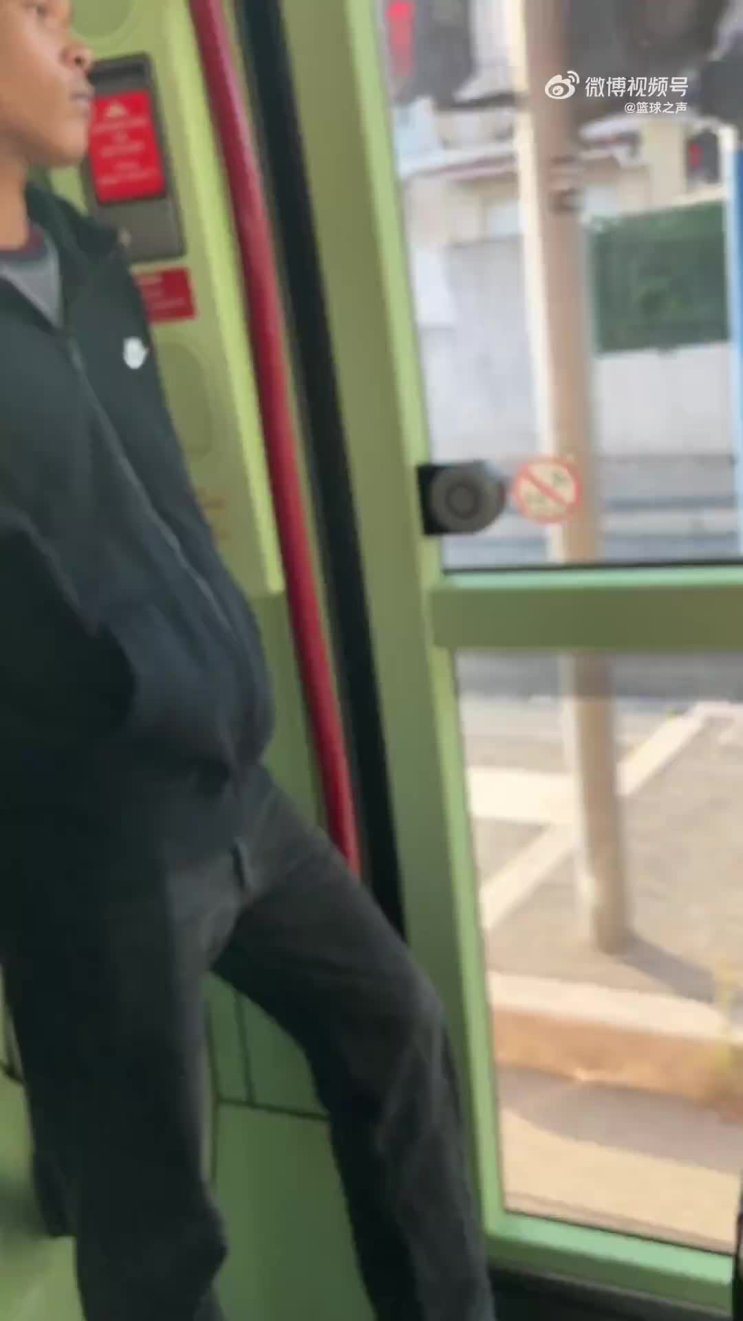 在電車站偶遇杜蘭特，一臉憂傷…