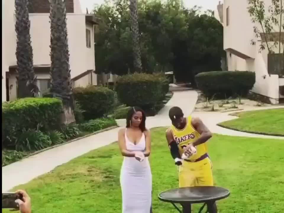 誰能拒絕在求婚的時候和女友一起撒鎂粉致敬老詹？