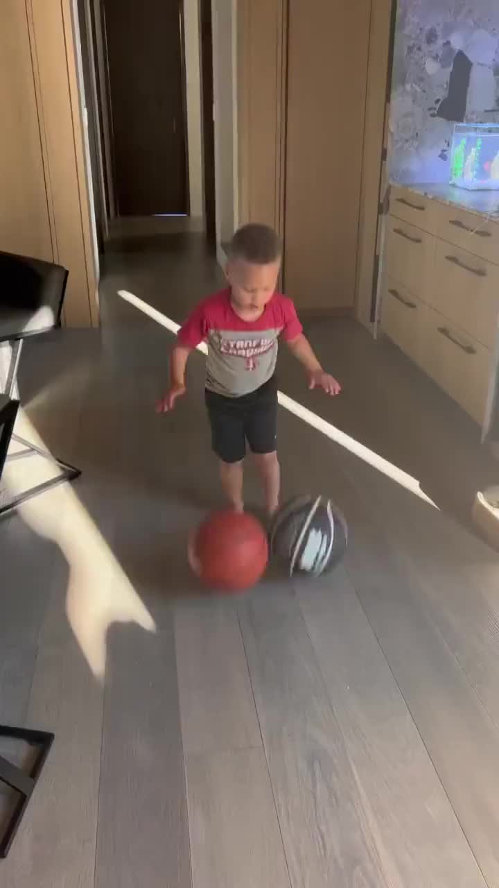 柯瑞4歲的兒子Canon雙手運球