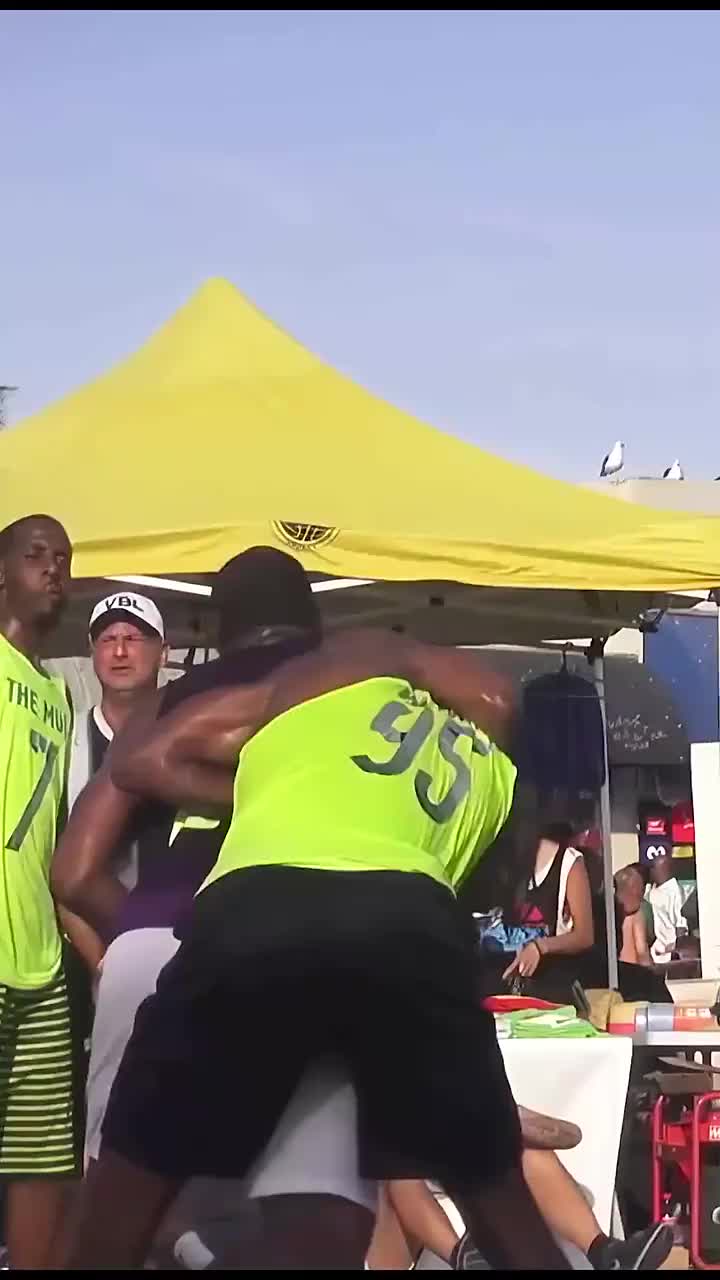 肉搏戰！阿泰斯特現身野球場打野球