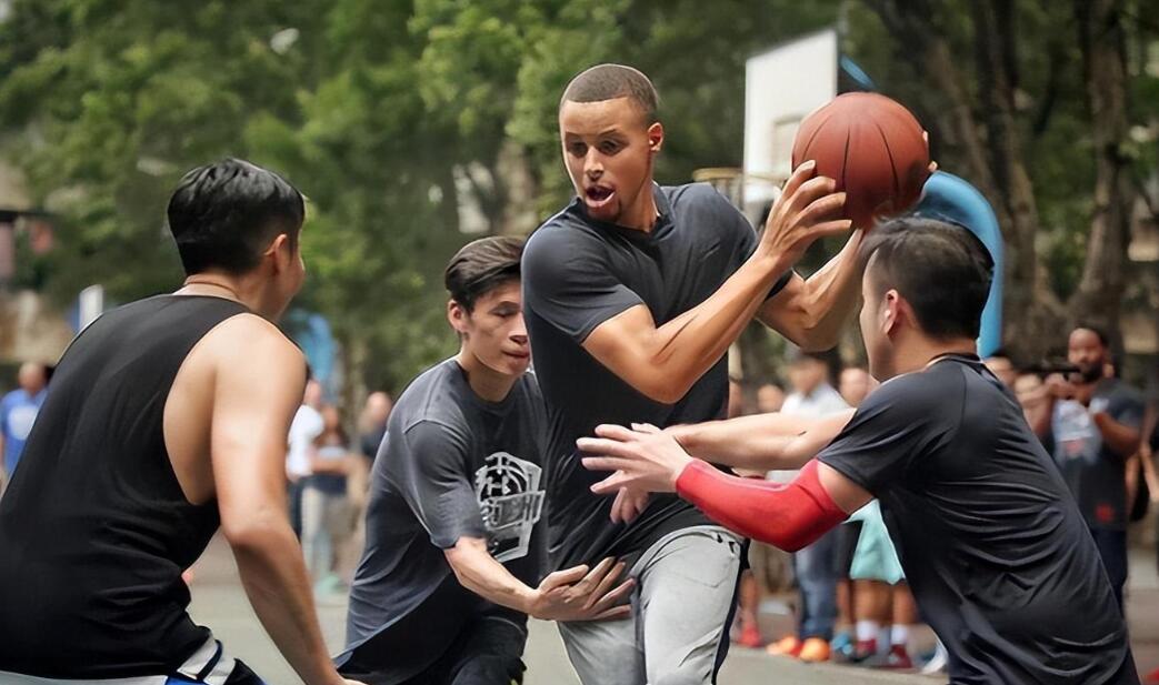 NBA / 如果還有普通人幻想能打NBA，可以看這7張相片，看完就夢碎了！