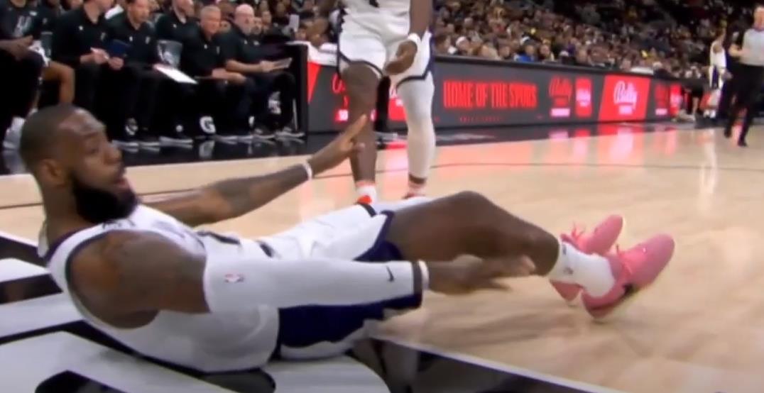 【影片】這一幕我見過！Bryant欲扶隊友，一个滑铲摔倒在地並铲到詹姆斯-黑特籃球-NBA新聞影音圖片分享社區