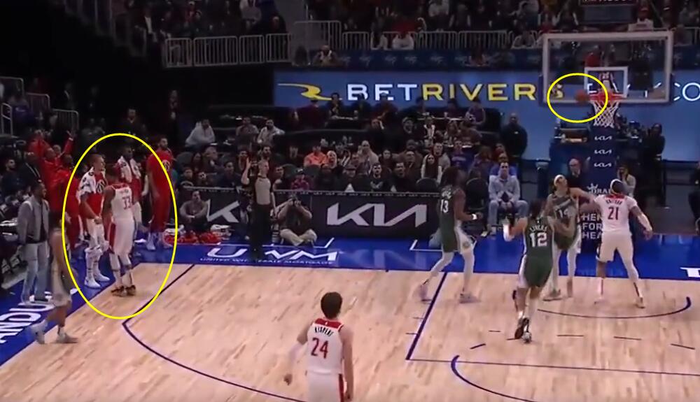 NBA / 【影片】翻車！庫茲馬模仿柯瑞三分出手後轉身，結果悲劇了，後補席隊友都笑翻！