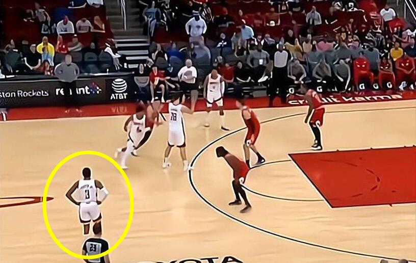 NBA / 【影片】火箭雙核鬧彆扭？沒球在手，小波特直接雙手叉腰，擺爛放棄進攻！