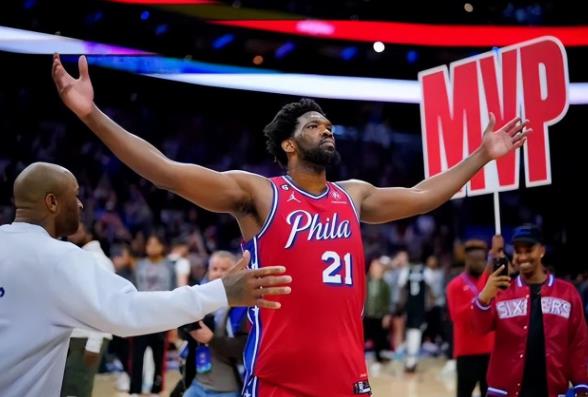 NBA / 3連MVP攔路虎來襲！恩比德MVP賠率反超約基奇升第一！76人勝率已勝過金塊