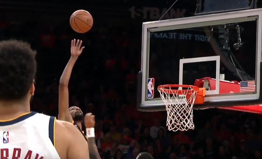 NBA / 【影片】投名狀？杜蘭特奮力干擾金塊空接，不料將球拍進自家籃筐，幫助對手得兩分！