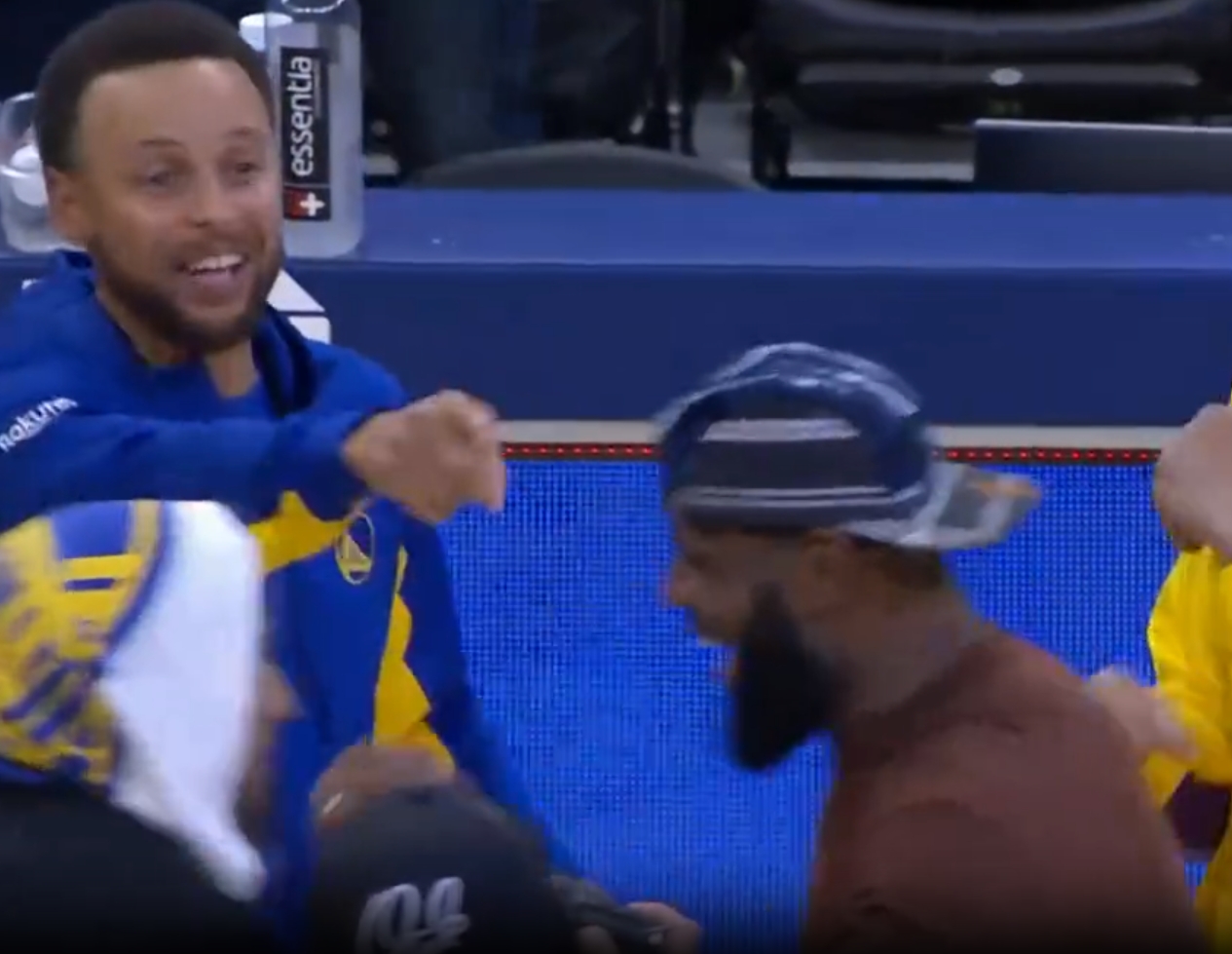 【影片】在說啥？Curry賽後蹦蹦跳跳和詹眉說悄悄話，三個人笑翻了-黑特籃球-NBA新聞影音圖片分享社區