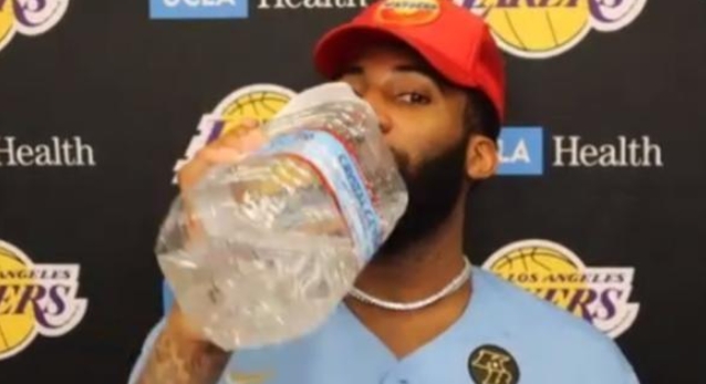 NBA巨人喝水有多猛？佐蒙德拿桶裝水喝，歐尼爾將礦泉水喝成口服液