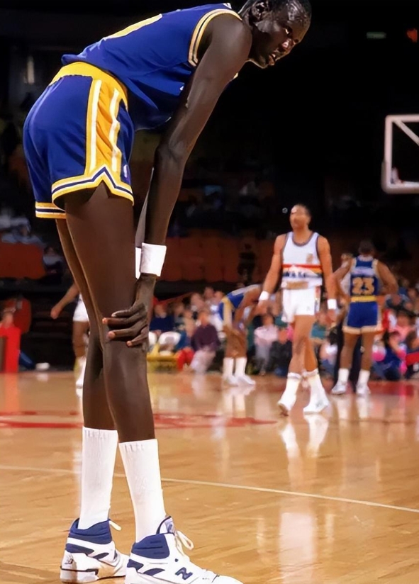 NBA / 奇特的身體結構：溫班亞馬穿55碼大鞋，雷納德大腿圍度比腰粗，Bosh喜提最無用天賦-黑特籃球-NBA新聞影音圖片分享社區