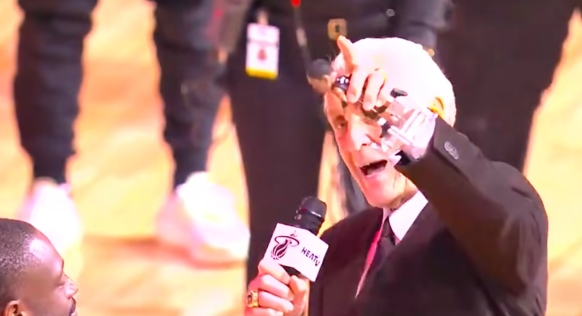 NBA / 熱火「教父」萊利宣佈為韋德立雕像！閃電俠感動落淚，詹姆斯：祝賀3號，這很重大！-黑特籃球-NBA新聞影音圖片分享社區